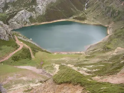 an aerial view of a lake in a mountain at CASA ALTOBIERZO, 9 Habitaciones y 9 BAÑOS in Pobladura de las Regueras