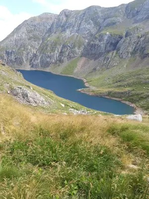 a lake in the middle of a mountain at CASA ALTOBIERZO, 9 Habitaciones y 9 BAÑOS in Pobladura de las Regueras