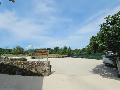 a sign for a parking lot with a sign for a driveway at Casa dos arcos in Sober