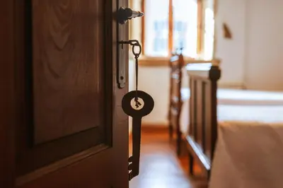 a key hanging from the door of a bedroom at Casa Do Romualdo in Vilela