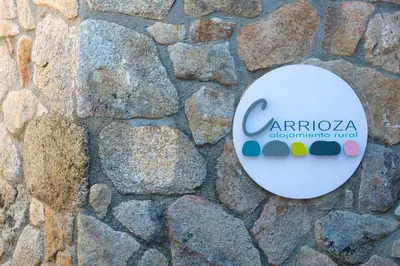 a stone wall with a sign for an arduino drupalrupal tutorial at Carrioza Alojamiento Turístico in Parada del Sil