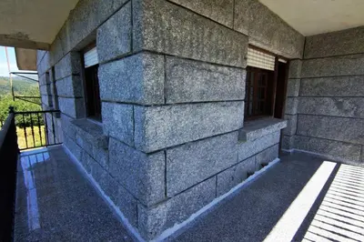 a stone building with a window on the side of it at Casa Rural Picape in Pedre