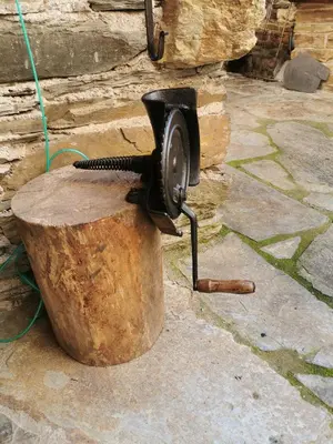 a sewing machine sitting on top of a tree stump at Habitación Cuadruple con derecho a Barbacoa y patio in Navia de Suarna