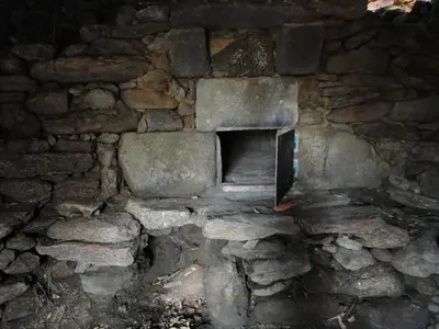 an old stone oven in a stone wall at Casa Rural Rectoral de Candás in Rairiz de Veiga