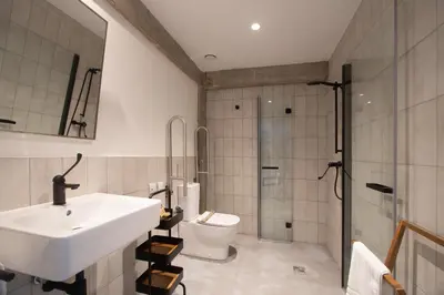 a bathroom with a sink and a shower and a toilet at AFTER Hotel in Bastiagueiro