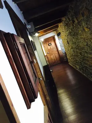 an overhead view of a hallway with a wooden door at Hostal De Montaña La Aldeya in Villablino