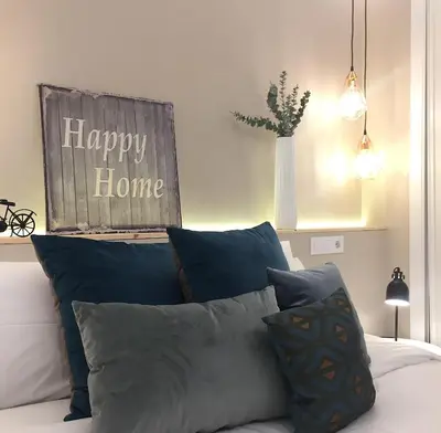 a bedroom with a happy home sign above a bed at Nordico in Ourense