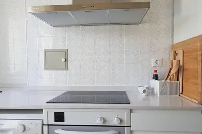 a kitchen with a stove and a counter top at Amplio y luminoso piso en el centro de Ourense in Ourense
