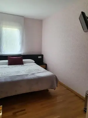 a bedroom with a bed and a window at Noja rooms 1 in O Pedrouzo