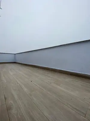 a room with a wooden floor and a white wall at Lemos Mar in Monforte de Lemos