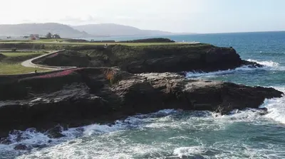 a rocky coastline with waves and the ocean at Casa o Furco in Foz