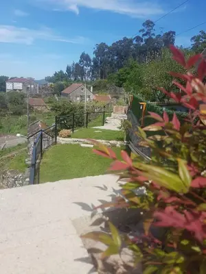a garden with a fence and a pathway at A Casiña do Xastre in Pontevedra