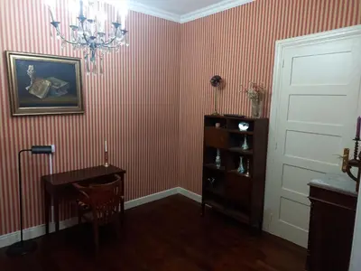 a dining room with a table and a chandelier at EL BORDON DE LA CASA BATALLON in Sarria