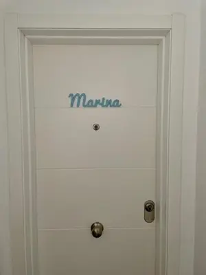 a door with the word manma written on it at Alojamientos con encanto Ruliña in Portomarin