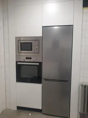 a stainless steel refrigerator and microwave in a kitchen at CONTRASTES RIBEIRA SACRA in Monforte de Lemos