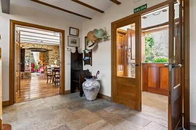 aoyer with a wooden door and a vase at Casa Peleyón in Castropol