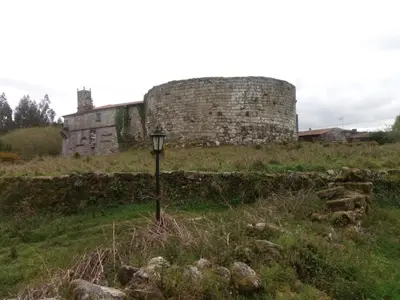 a lamp in a field next to a building at CAMBOTE Vivienda turìstica in Lugo