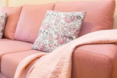 a pink couch with a pillow on top of it at APARTAMENTO RIAMAR - A ESTRENAR in Ribadeo