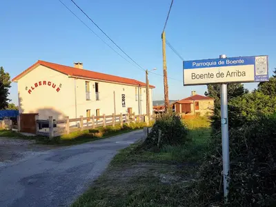 a street sign in front of a building at Albergue El Aleman in Boente
