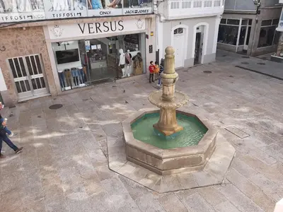 a fountain in the middle of a city street at Alquiler de apartamento en el centro de Viveiro in Viveiro