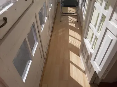 an empty hallway with a door and a chair at Alquiler de apartamento en el centro de Viveiro in Viveiro