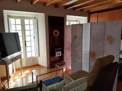 a living room with a couch and a tv at Alquiler de apartamento en el centro de Viveiro in Viveiro