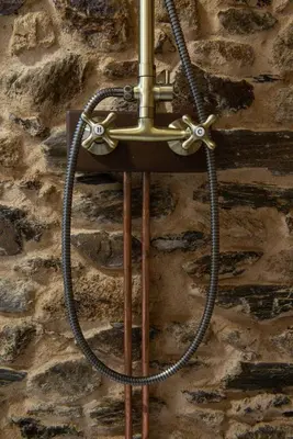 a hose hooked up to a stone wall at Casa Doade, en A Ribeira Sacra in Doade