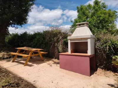 a picnic table and a stove and a picnic table at Casa Doade, en A Ribeira Sacra in Doade