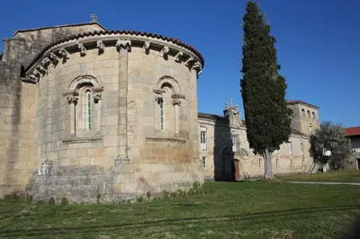 an old stone building with a tree in front of it at Apartamentos Pantón Ribeira Sacra in Ferreira de Panton