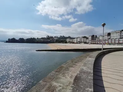 a view of a beach with buildings and the water at Apartamento Carreira Sada in Sada