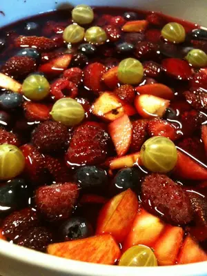 a bowl of fruit with grapes strawberries and blueberries at Reitoral de Chandrexa in Parada del Sil