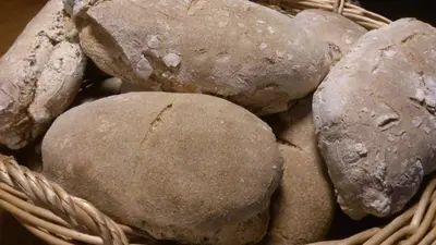 a pile of rocks in a wicker basket at Reitoral de Chandrexa in Parada del Sil
