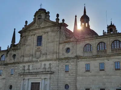 an old building with the sun shining on it at Acogedor apartamento en el centro de Monforte in Monforte de Lemos