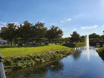 a river with a fountain in a park at Acogedor apartamento en el centro de Monforte in Monforte de Lemos