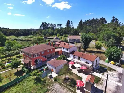 an aerial view of a house with a yard at Casa de Padrón in Padrón