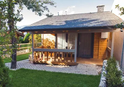 a small cabin with a porch in a yard at Estudios Galende in Galende