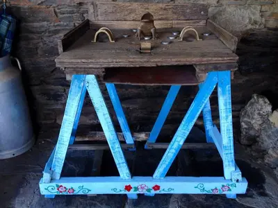 a blue table with two baskets on top of it at Albergue ESCANLAR in Lugo