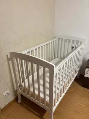 a white crib with a seat in a room at Casa Fidalgo in Ribadavia