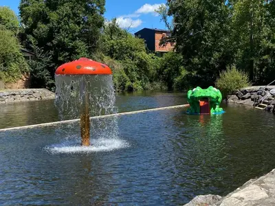 a water fountain in the middle of a pond at La obra de Joaquin, tu rincón en el Bierzo alto in Folgoso de la Ribera