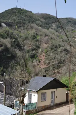 a house in front of a mountain at Ollar do Cido in Seoane