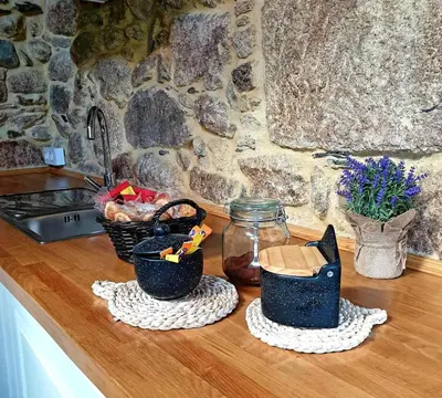a kitchen counter with two baskets and a jar of food at El Cuarto in Suarbol