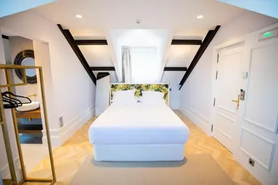 a bedroom with a white bed and a mirror at Hotel Boutique Casa do Estanco in Quiroga