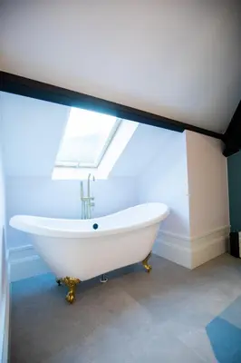 a white bath tub in a bathroom with a window at Hotel Boutique Casa do Estanco in Quiroga