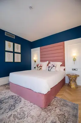 a large bedroom with a large bed with blue walls at Hotel Boutique Casa do Estanco in Quiroga