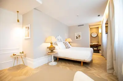 a bedroom with a bed and a table with a lamp at Hotel Boutique Casa do Estanco in Quiroga