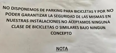 a black and white photo of a sign on a shirt at ALBERGUE A QUEIMADA Exclusivo Peregrinos in Caldas de Reis