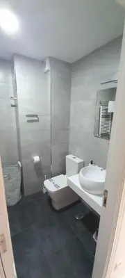 a bathroom with a toilet and a sink and a mirror at Apartamento Exterior Camino Inglés # a 10 min de Santiago in Sigüeiro