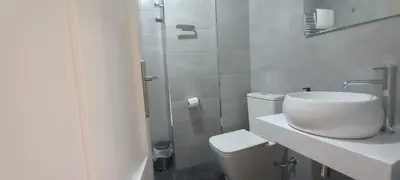 a white bathroom with a sink and a toilet at Apartamento Exterior Camino Inglés # a 10 min de Santiago in Sigüeiro