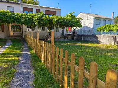 a wooden fence in front of a house at La casa de Angel y Olimpia in Lugo