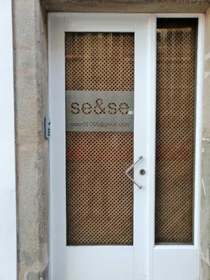 a white door with the number on it at SE@SE a 100m.Catedral. in Santiago de Compostela